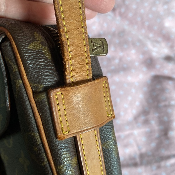 LV Jeune fille crossbody - Picture 11 of 17